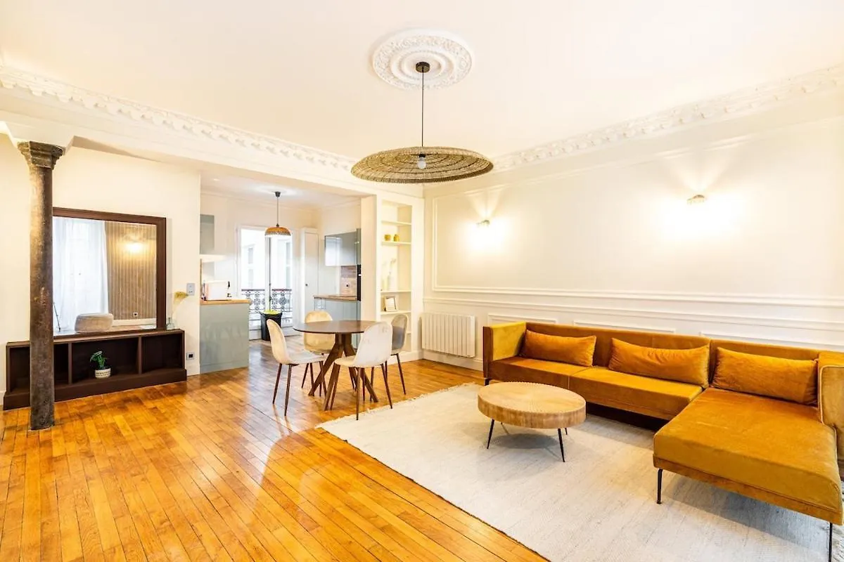 Stay In The Heart Of Le Marais! contacts